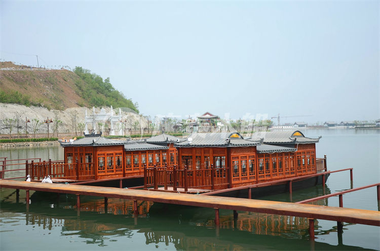 浙江省横店市圆明新园10米画舫船